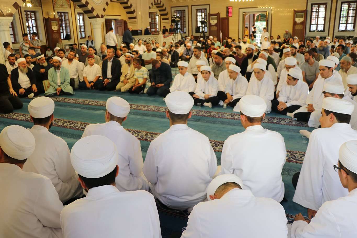 Ezberlerini tamamlayan hafızlar düzenlenen törenle icazet aldı